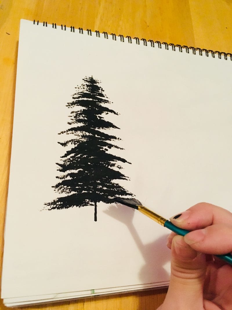 Peindre la silhouette d'une feuille d'arbre avec de la peinture
