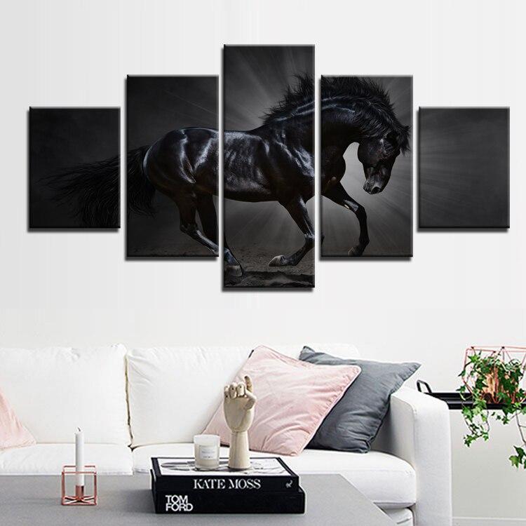 Poster A la tête d'un cheval sur un fond noir 