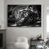 tableau lionne qui rugit en noir et blanc