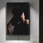 tableau sombre femme chapeau noir