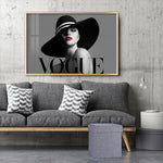 Affiche vogue et femme à chapeau