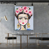 tableau peinture femme fleurs et boucle d’oreille