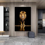 tableau lion debout fond noir