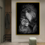 tableau noir et blanc lion et bébé