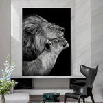 tableau noir et blanc lion et bébé
