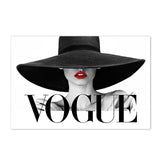 Affiche vogue et femme à chapeau