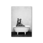 Cadre ours noir et blanc dans la baignoire