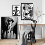 tableau femme chapeau noir et blanc