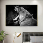 tableau lionne qui rugit en noir et blanc