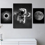 tableau d’un astronaute en noir et blanc