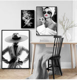 Affiche noir et blanc femme grand chpeau