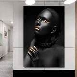 tableau femme noire vernis doré