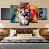 tableau d’un lion à la crinière colorée