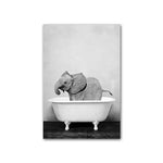 Cadre éléphant noir et blanc dans la baignoire