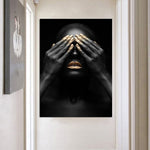 tableau femme noire mains sur les yeux