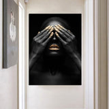 tableau femme noire mains sur les yeux