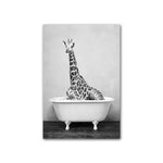 Cadre noir et blanc girafe dans la baignoire