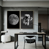 tableau d’un astronaute en noir et blanc
