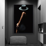 affiche fond noir femme et chapeau