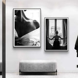 tableau noir et blanc femme haut blanc